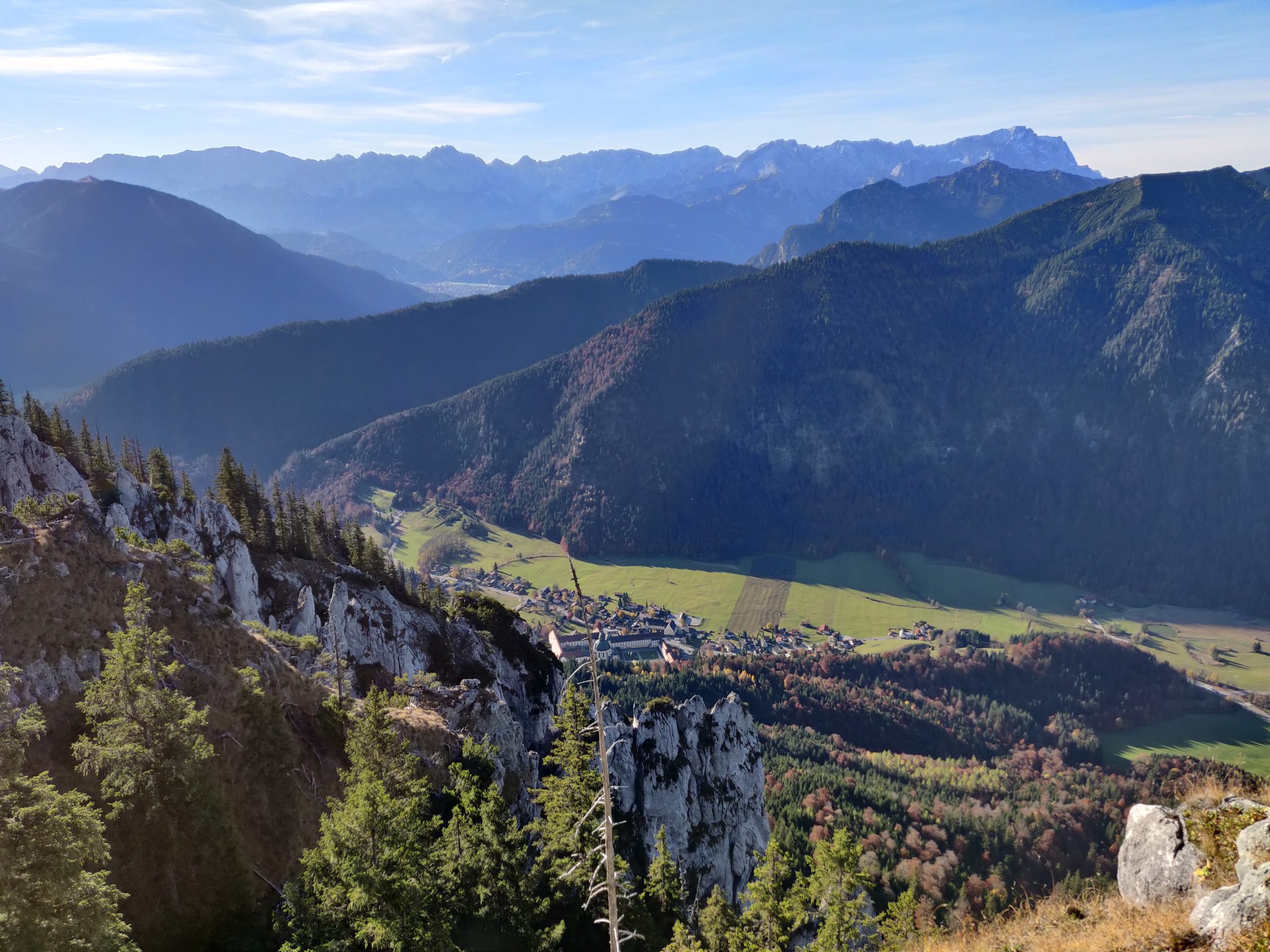 Blick aufs Kloster Ettal und die Zugspitze