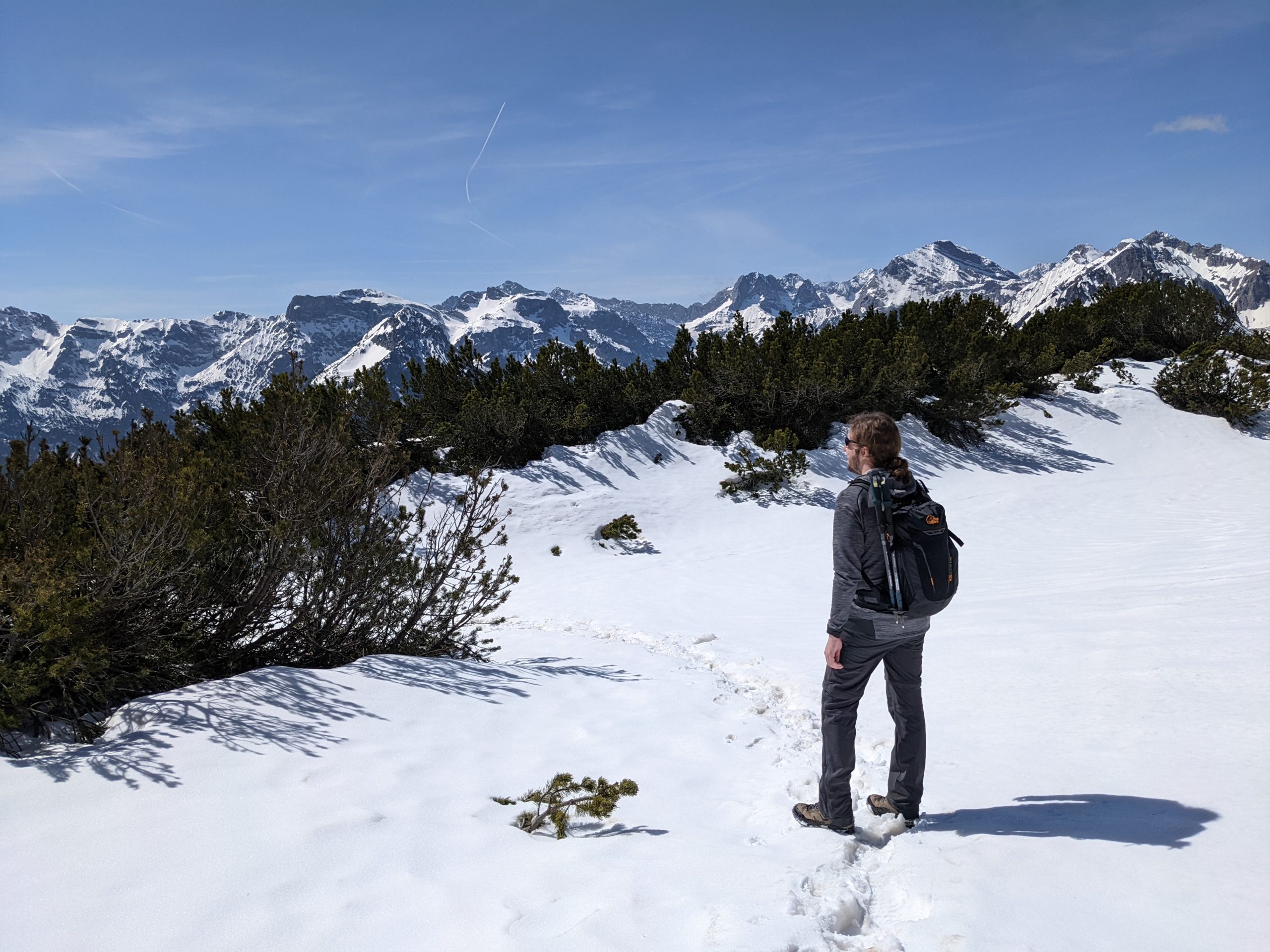 Blick ins schneebedeckte Karwendel