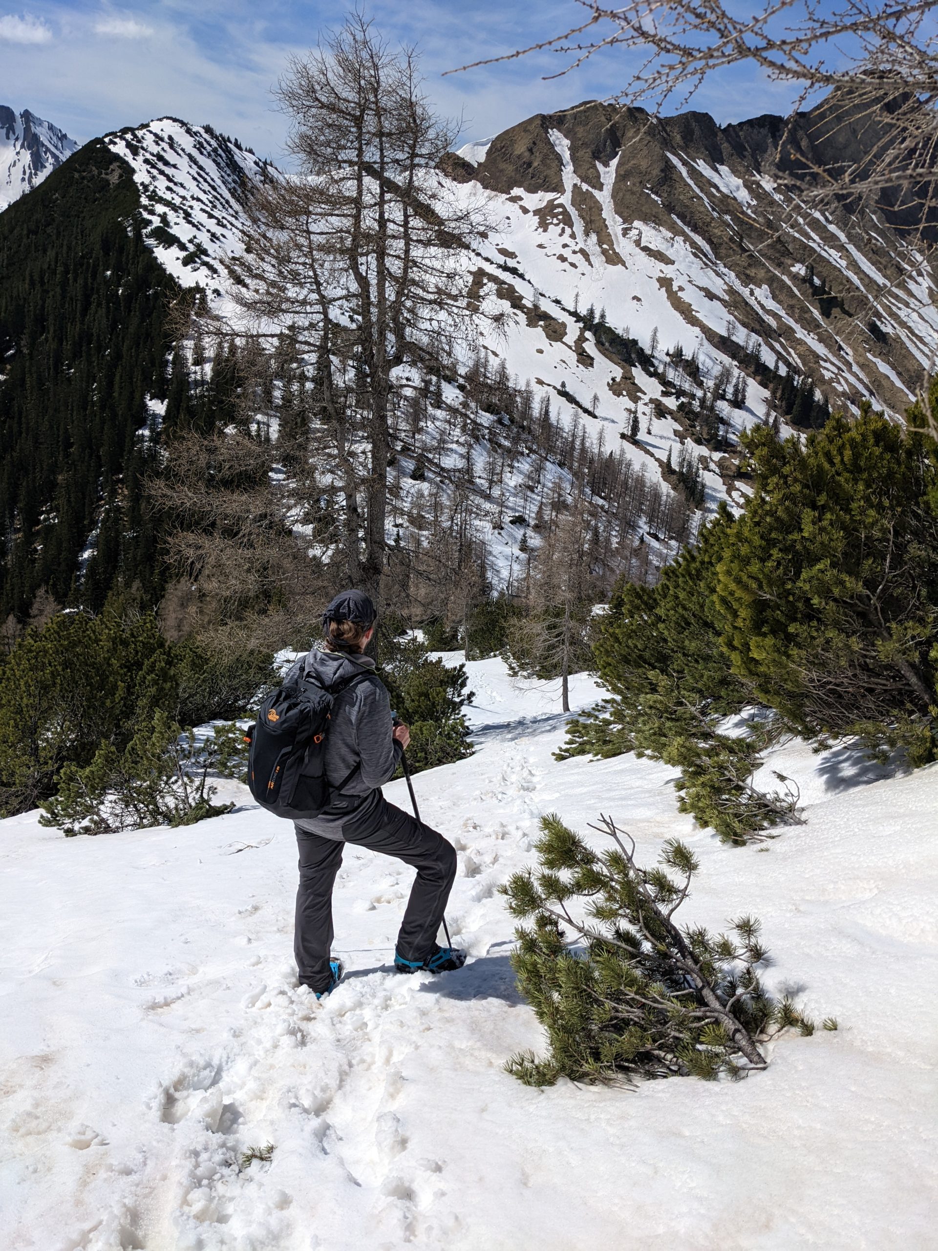 Steiler Abstieg im Schnee zum Pasillsattel