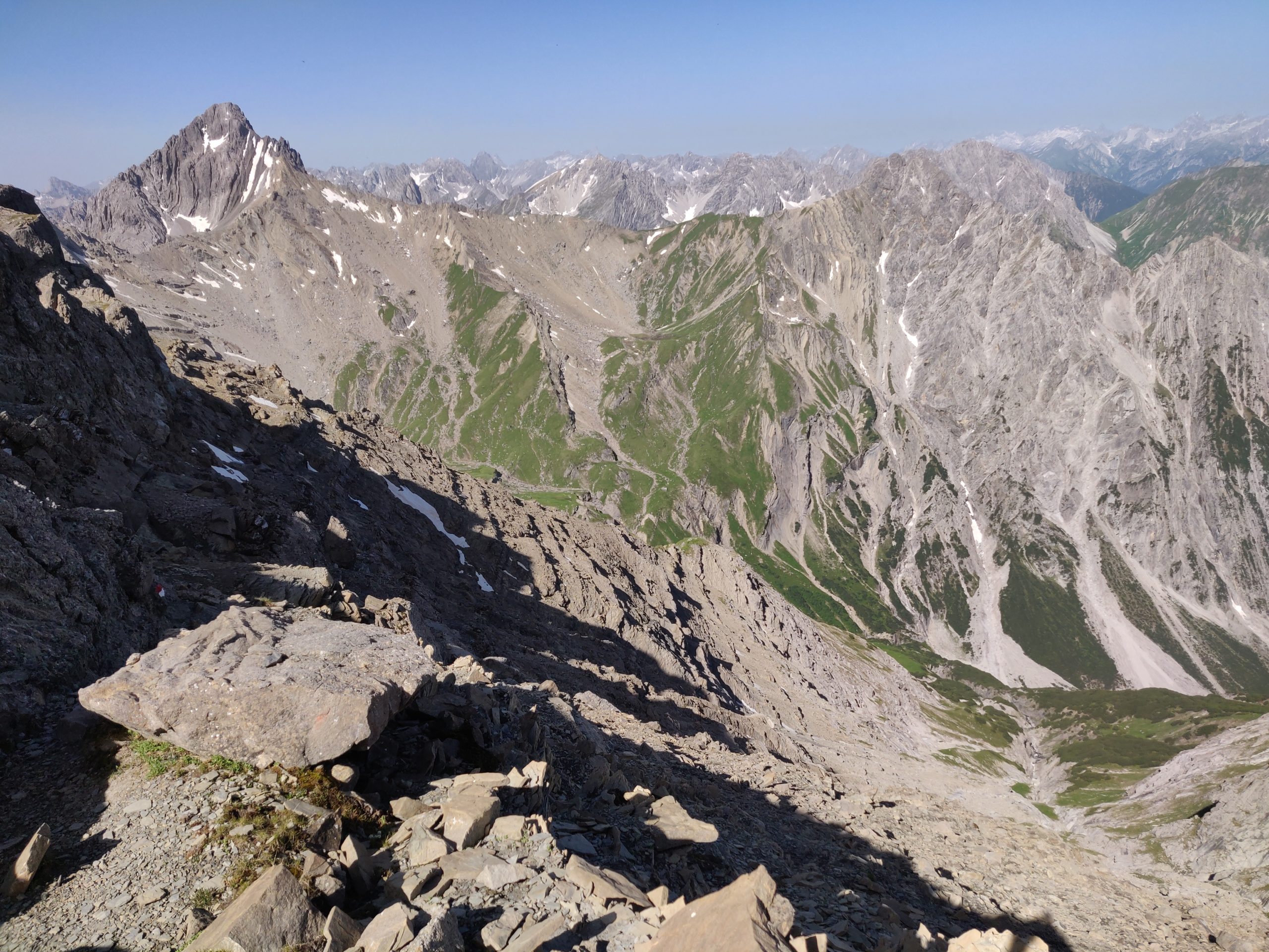 Links die große Schlenkerspitze, dann am Grat entlang das Galtseitenjoch und rechts die Reichspitze