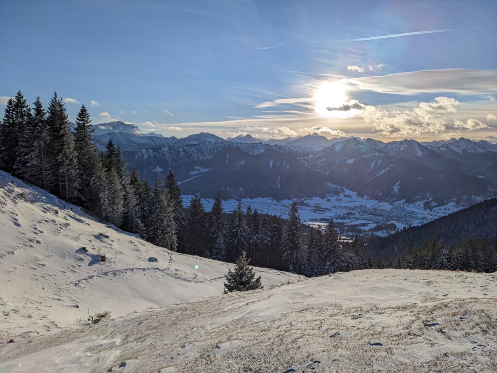 Blick auf die Zugspitze (links) und die Ammergauer Alpen
