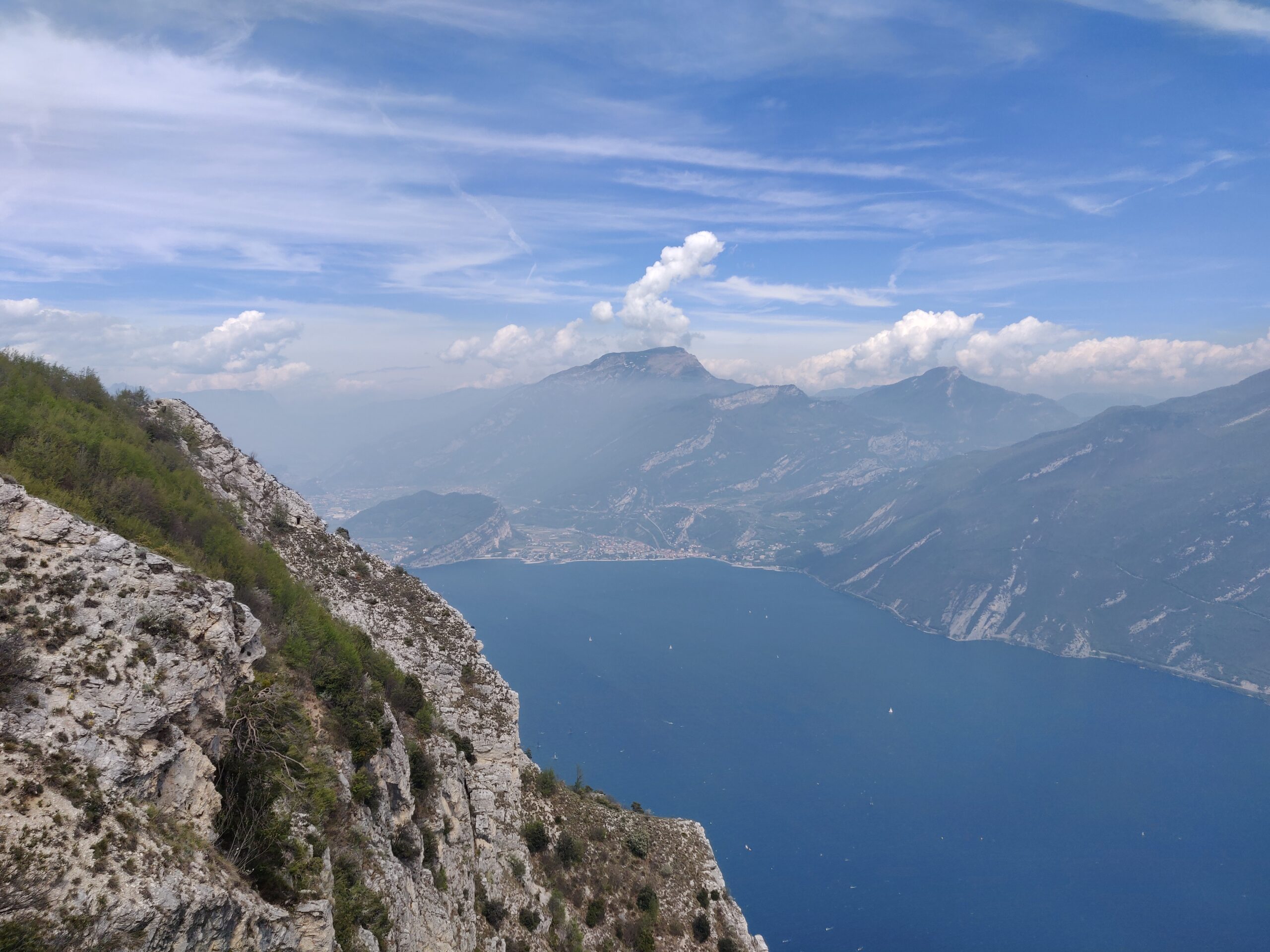 Blick nach Riva del Garda von Punta Larici