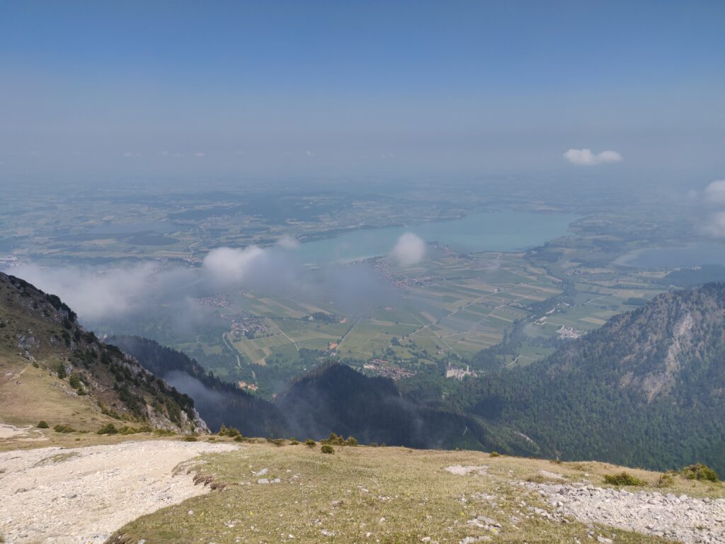 Blick auf den Forggensee und die Königsschlösser Neuschwanstein und Hohenschwangau