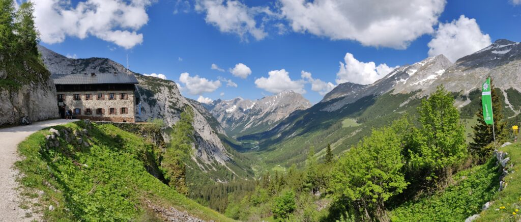 Das Karwendelhaus über dem Karwendeltal