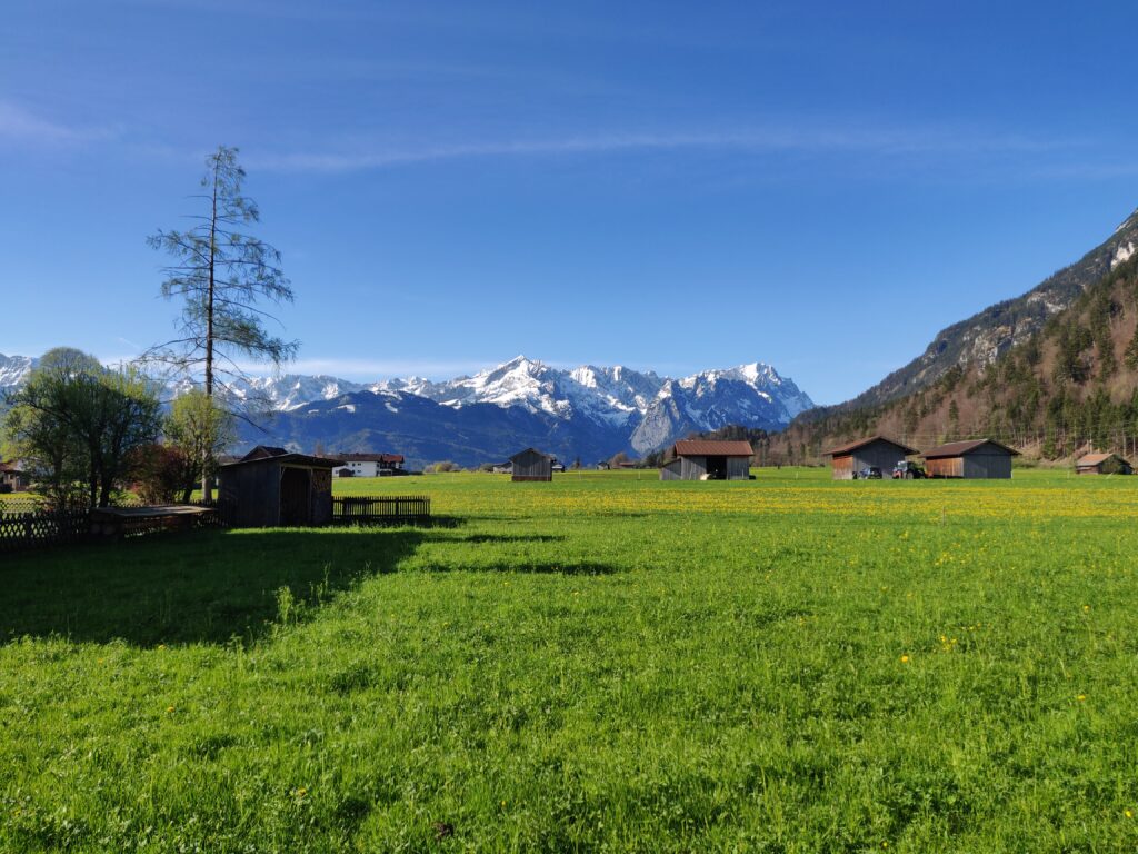 Blick von Farchant aufs schneebedeckte Wettersteingebirge